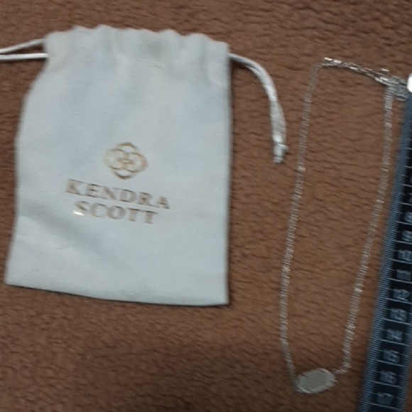 Elegant Silver Necklace with Intricate Pendant - Picture 7 of 8